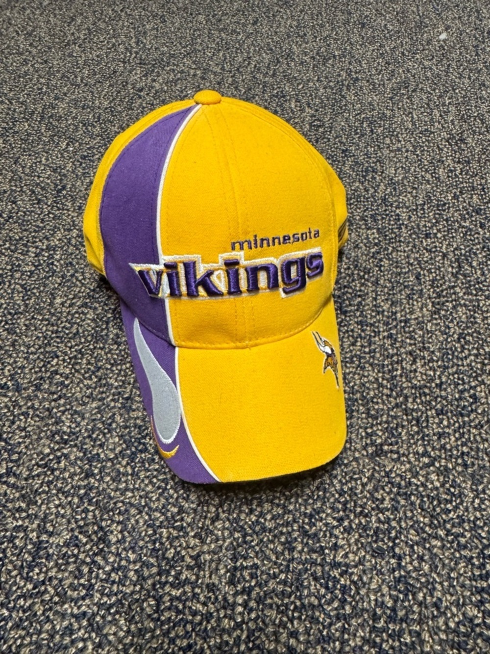 VINTAGE NFL Minnesota Vikings Football yellow Reebok Pro Line Hat
Adult Adjustab